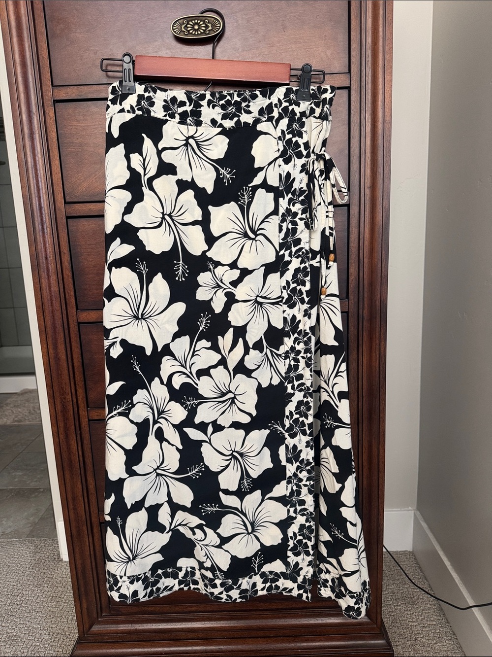 Khush floral black/ cream faux wrap maxi skirt size medium